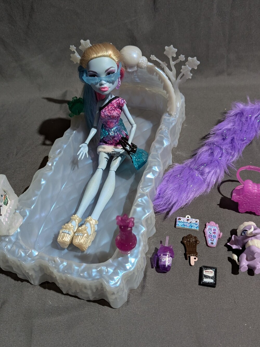 Monster High Abbey Bominable Scaris City  Frights Doll & Dead Tired Bed Playset